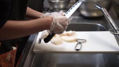 Konjac yapan bir kadın