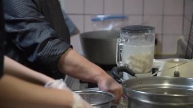 Konjac yapan bir kadın