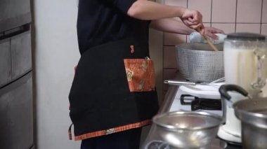 Konjac yapan bir kadın