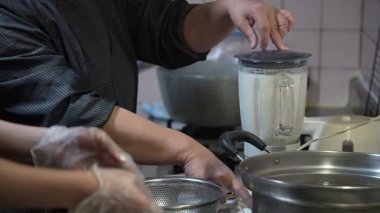 Konjac yapan bir kadın