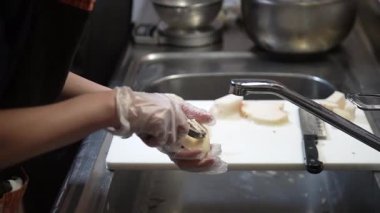 Konjac yapan bir kadın