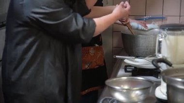 Konjac yapan bir kadın