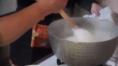 Konjac yapan bir kadın