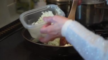 Beyaz sos yapan kadın