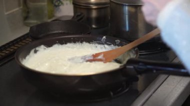 Beyaz sos yapan kadın