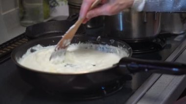 Beyaz sos yapan kadın