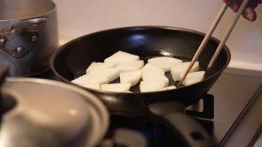 Izgara turp yapan bir adam.