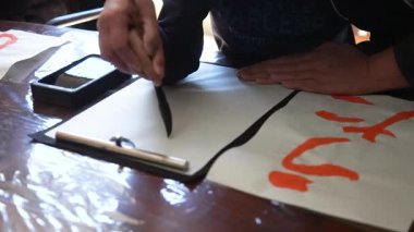 Kaligrafi dersinde hat çalışması yapan bir çocuk.