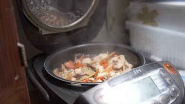 Pişmiş pirinçten buhar yükseliyor