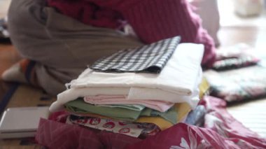 Kumaş seçen bir kadın resmi