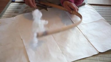 Pamukla pamuk atan bir kadın.