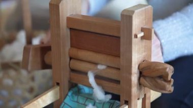 Pamuk cin kullanan bir kadın.