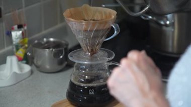 Kahve yapan bir kadın.
