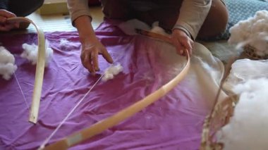 Pamukla pamuk atan bir kadın.