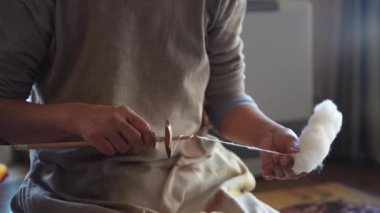 İplik çeviren bir kadın resmi