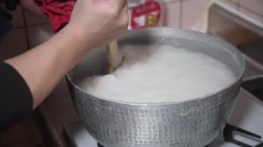 Konjac yapan bir adam