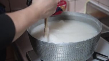 Konjac yapan bir adam