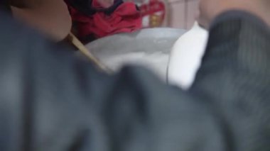 Konjac yapan bir adam