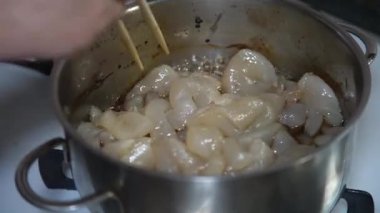 Tatlı ve baharatlı konnyaku yapıyorum.