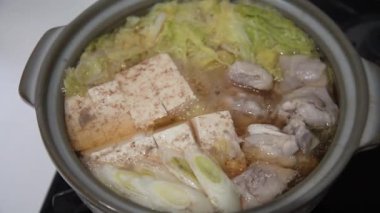 Tavuk ve lahana güveç yapıyorum.