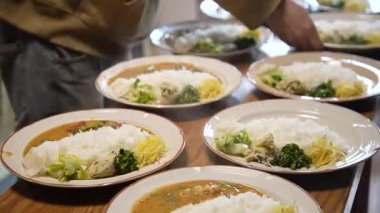 adam bir yemek hazırlama