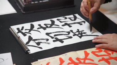 Bir kadın bir kağıt parçasını buruşturur.