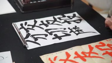 Bir kadın bir kağıt parçasını buruşturur.