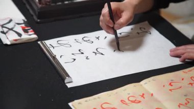 Hat çalışması yapan bir kadın.