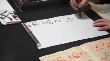 Hat çalışması yapan bir kadın.