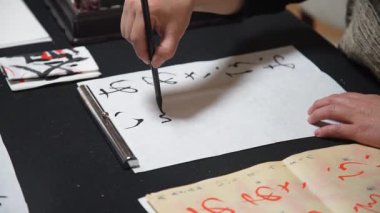 Hat çalışması yapan bir kadın.