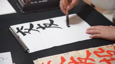 Bir kadın bir kağıt parçasını buruşturur.