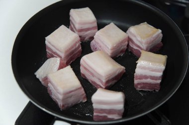 Kızartma tavasında domuz eti pişirmek