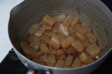 Tatlı ve baharatlı konnyaku yapıyorum.