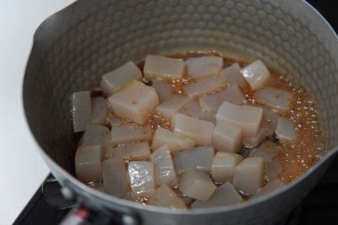 Tatlı ve baharatlı konnyaku yapıyorum.