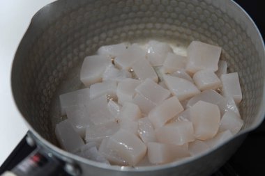 Tatlı ve baharatlı konnyaku yapıyorum.