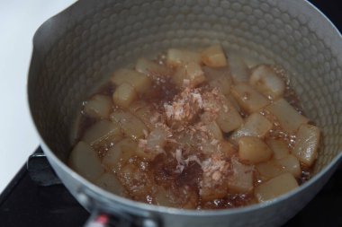 Tatlı ve baharatlı konnyaku yapıyorum.