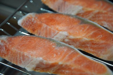 Balık ızgarasında ızgara somon.