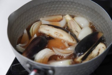 Kaynamış patlıcan ve soğan yapıyorum.