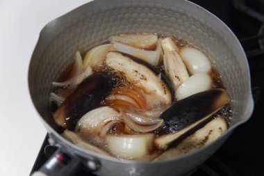 Kaynamış patlıcan ve soğan yapıyorum.