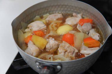 Tavuk ve patates yahnisi yapıyorum.