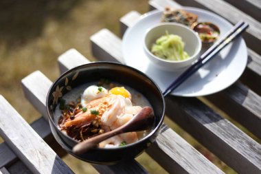 Tayland usulü karides lapası.