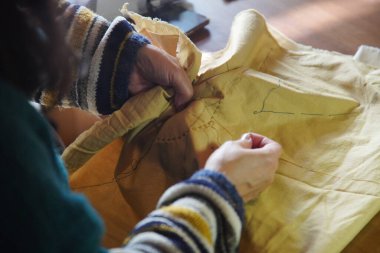 Elle işlenmiş bir kadın.