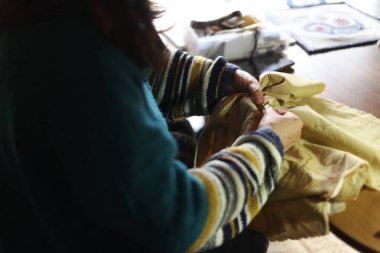 Elle işlenmiş bir kadın.