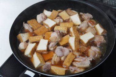 Pişirilmiş tavuk budu ve kızarmış soya peyniri.