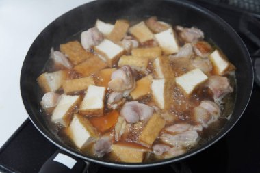 Pişirilmiş tavuk budu ve kızarmış soya peyniri.