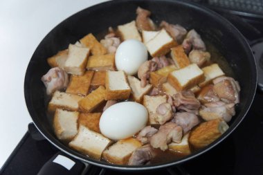 Pişirilmiş tavuk budu ve kızarmış soya peyniri.