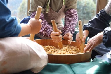 Miso yapan bir kadın.