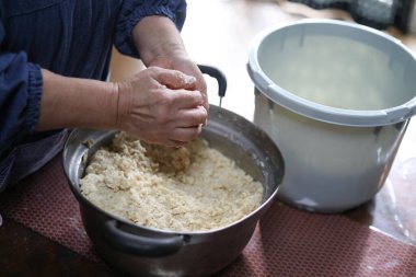 Miso yapan bir kadın.