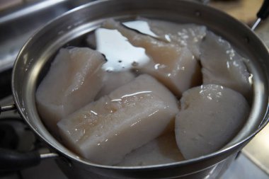 Suda ev yapımı konjac soğutuluyor