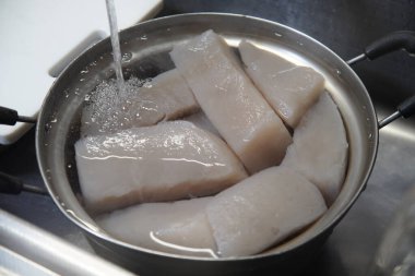 Suda ev yapımı konjac soğutuluyor